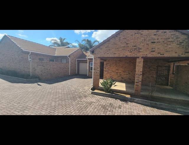 2 BEDROOM TOWNHOUSE FOR SALE IN AMBERFIELD